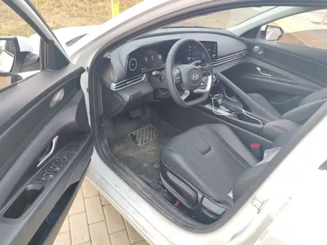 Hyundai Elantra — Фото автомобиля 12