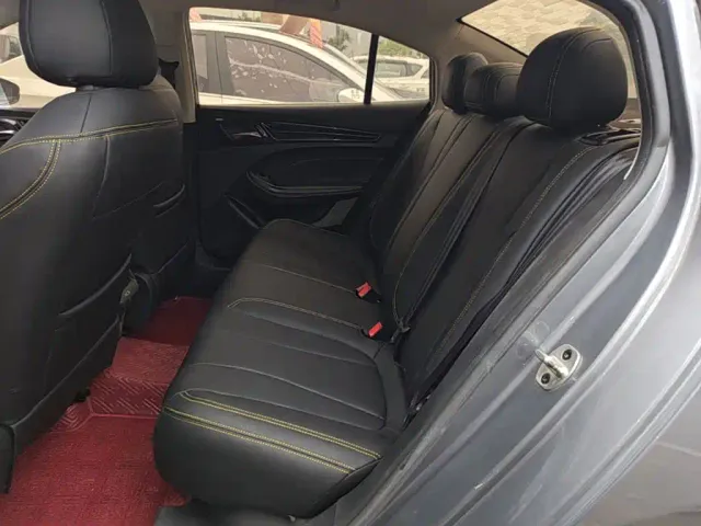 Roewe i5 — Фото автомобиля 16