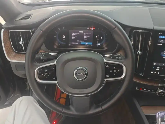 Volvo XC60 — Фото автомобиля 10