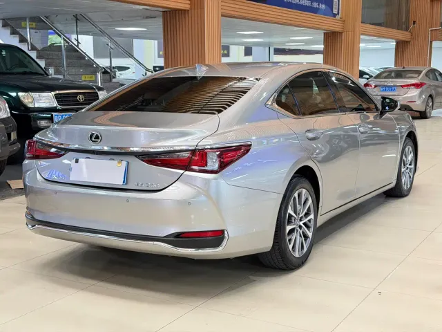 Lexus ES — Фото автомобиля 29