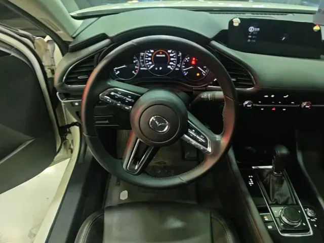 Mazda Axela — Фото автомобиля 10