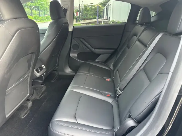 Tesla Model Y — Фото автомобиля 13