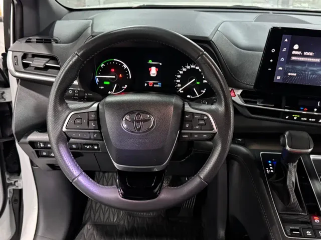 Toyota Sienna — Фото автомобиля 8