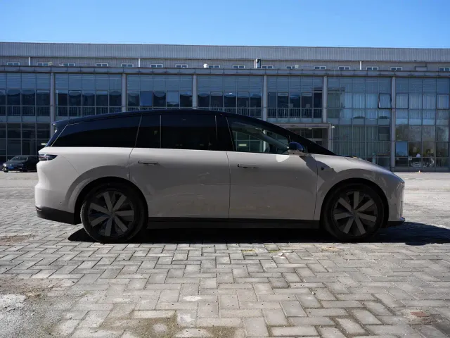 Li Auto i8 — Фото автомобиля 4