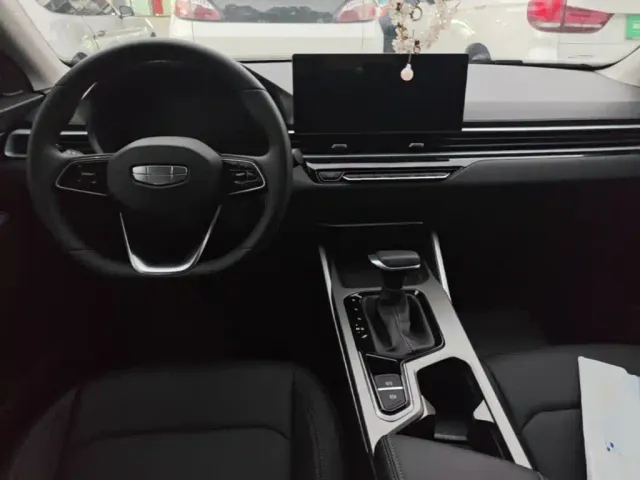Geely Emgrand — Фото автомобиля 9