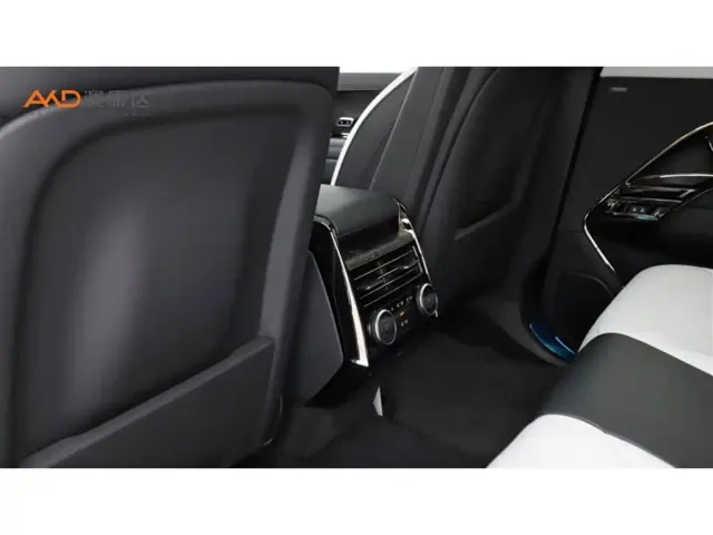 Land Rover Range Rover Sport — Фото автомобиля 9