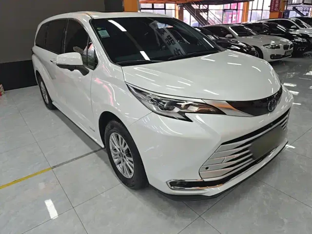 Toyota Sienna — Фото автомобиля 3