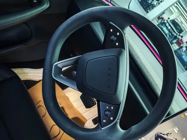Tesla Model 3 — Фото автомобиля 9