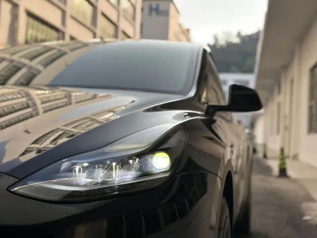 Tesla Model Y — Фото автомобиля 18
