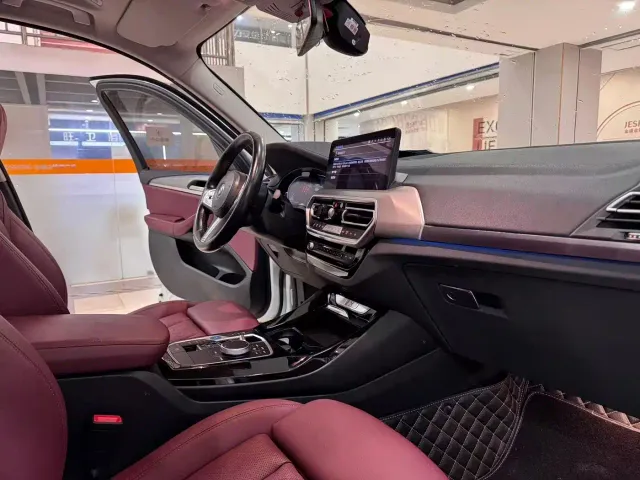 BMW iX3 — Фото автомобиля 4