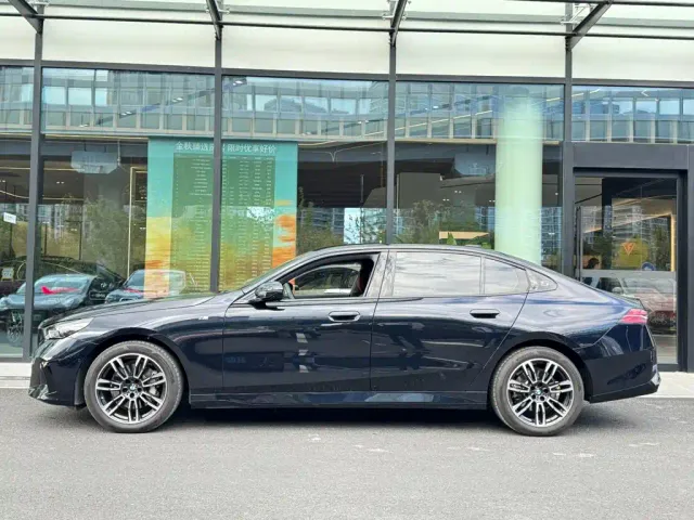 BMW 5 Series — Фото автомобиля 6