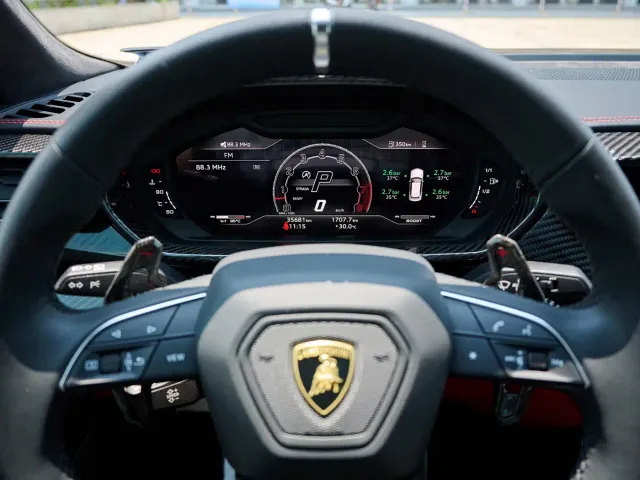 Lamborghini Urus — Фото автомобиля 26