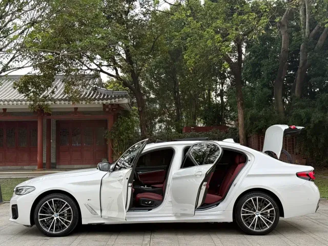BMW 5 Series — Фото автомобиля 14