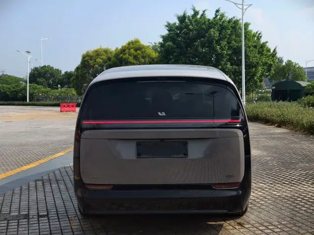 Li Auto MEGA — Фото автомобиля 12