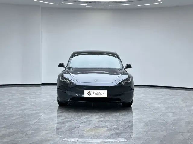 Tesla Model 3 — Фото автомобиля 5