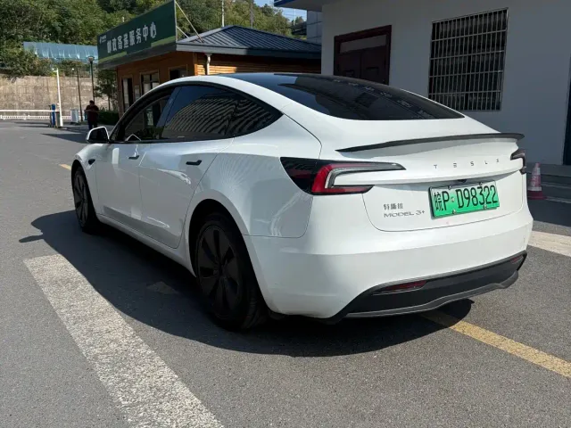Tesla Model 3 — Фото автомобиля 4