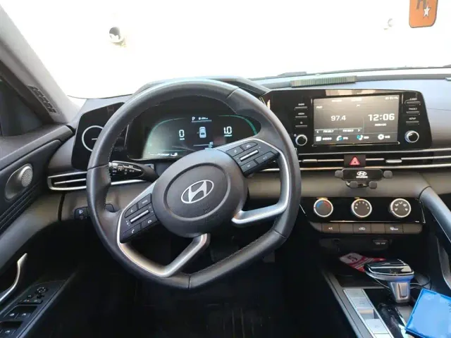 Hyundai Elantra — Фото автомобиля 2