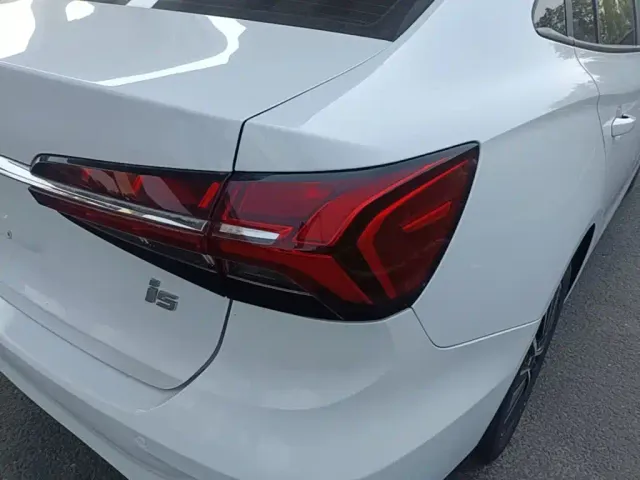 Roewe i5 — Фото автомобиля 7