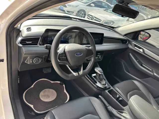 Ford Escort — Фото автомобиля 5