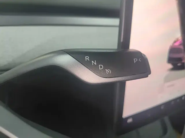 Tesla Model Y — Фото автомобиля 13
