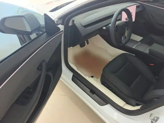 Tesla Model 3 — Фото автомобиля 15