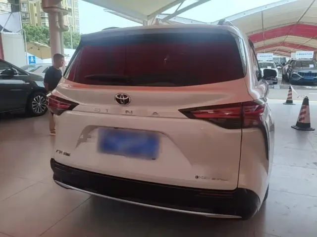 Toyota Sienna — Фото автомобиля 3