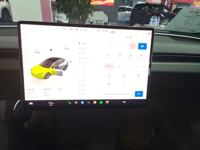 Tesla Model 3 — Фото автомобиля 12