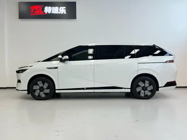 Xpeng X9 — Фото автомобиля 3