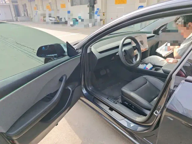 Tesla Model 3 — Фото автомобиля 17