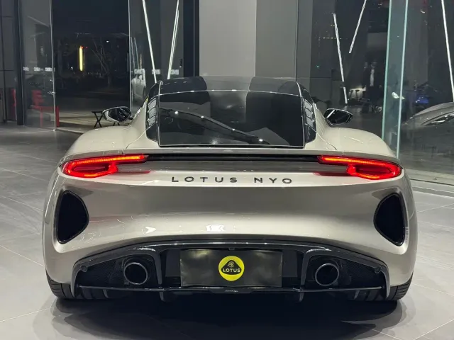 Lotus Emira — Фото автомобиля 3