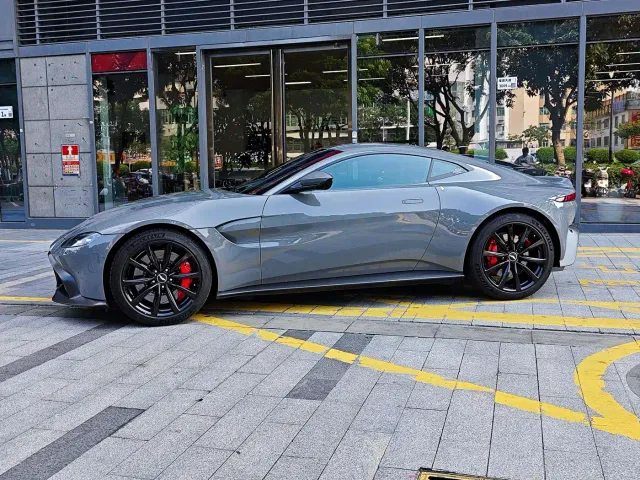 Aston Martin V8 Vantage — Фото автомобиля 6