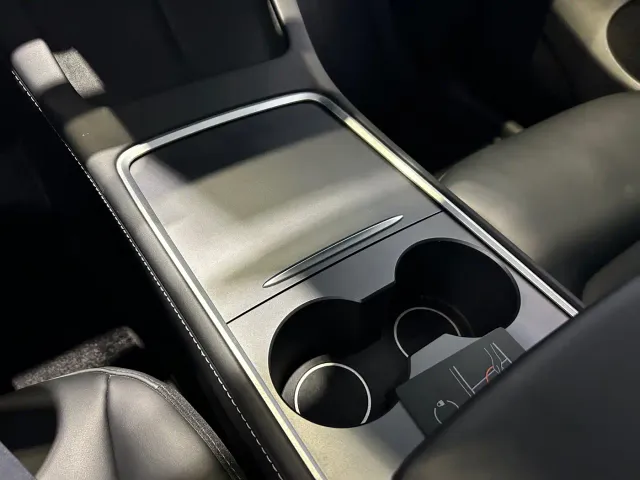 Tesla Model Y — Фото автомобиля 15