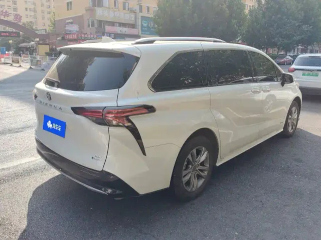 Toyota Sienna — Фото автомобиля 3