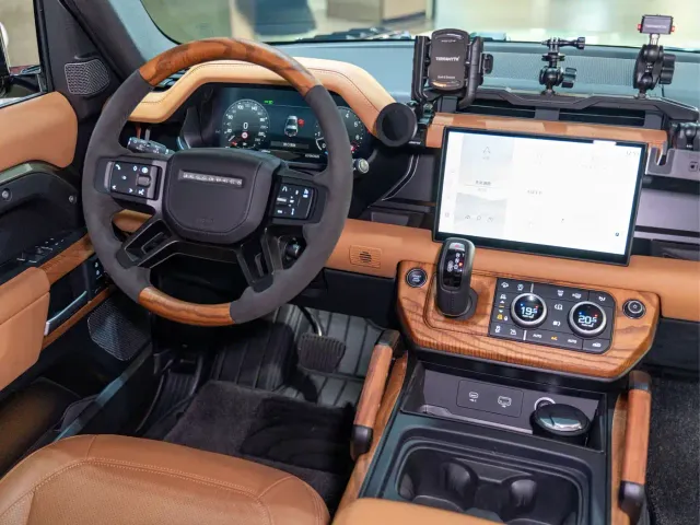 Land Rover Defender — Фото автомобиля 22