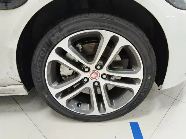 Jaguar XEL — Фото автомобиля 6