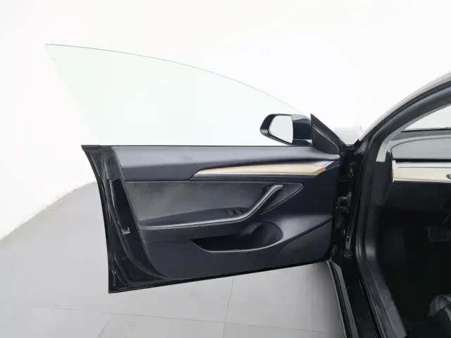 Tesla Model 3 — Фото автомобиля 8