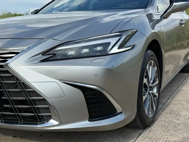 Lexus ES — Фото автомобиля 4