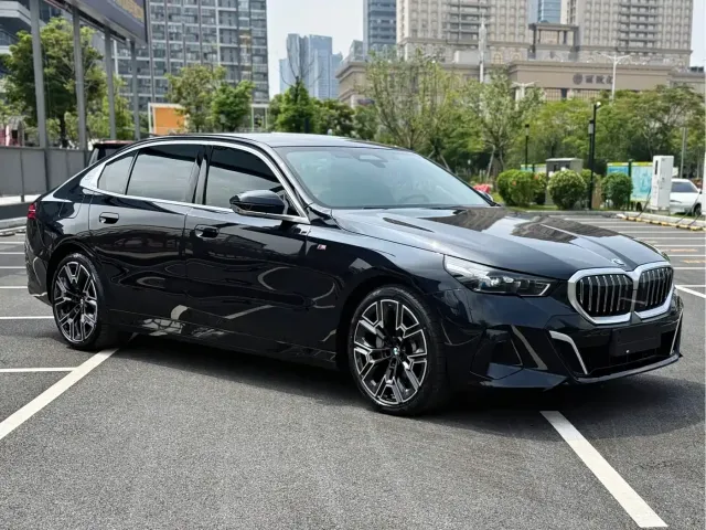 BMW BMW 5 Series 2024 530Li Premium M Sport Package — Фото автомобиля 3