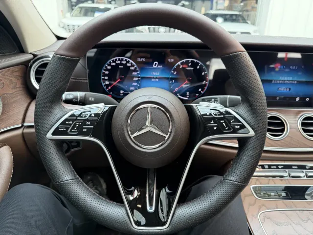 Mercedes-Benz E-Class — Фото автомобиля 7