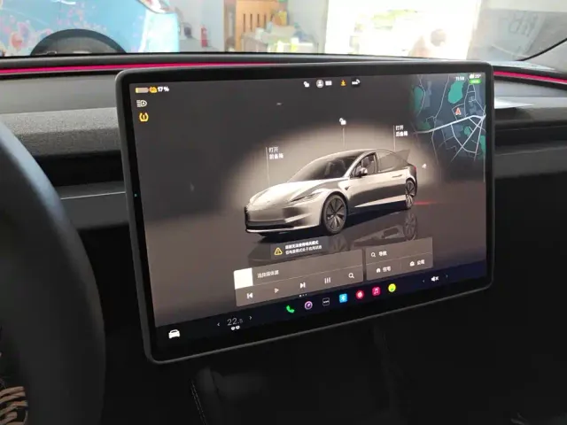 Tesla Model 3 — Фото автомобиля 13