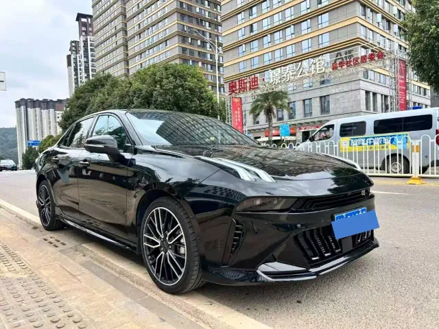 Lynk & Co 03 — Фото автомобиля 3