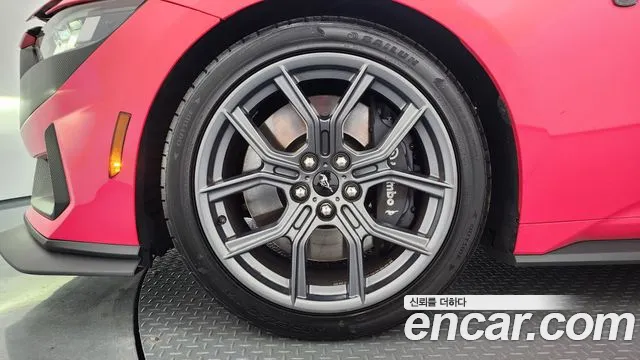 Ford Mustang Mustang 7 поколение 2.3 EcoBoost Premium Кабриолет — Фото автомобиля 5