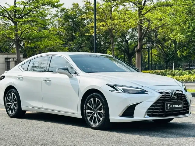 Lexus ES — Фото автомобиля 3