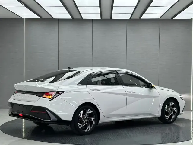 Hyundai Elantra — Фото автомобиля 5
