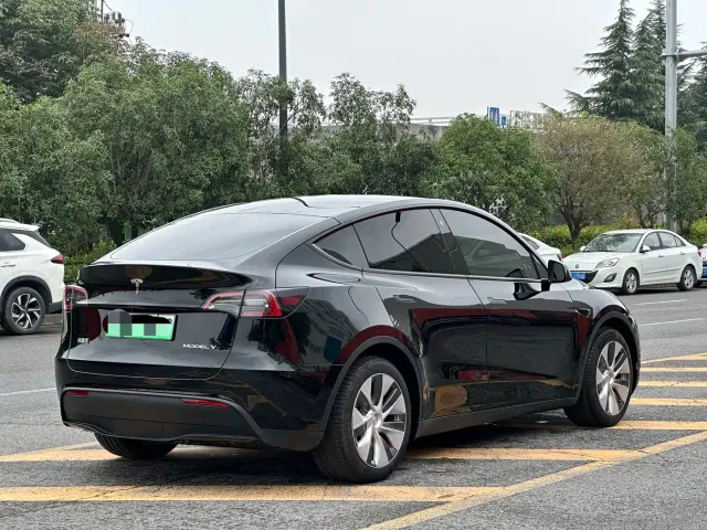 Tesla Model Y — Фото автомобиля 9