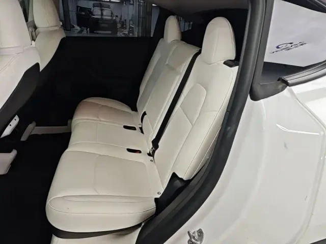 Tesla Model Y — Фото автомобиля 16