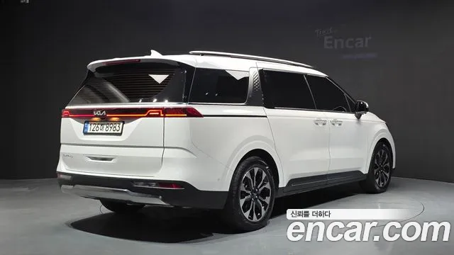 Kia Carnival Generation 4 — Фото автомобиля 2