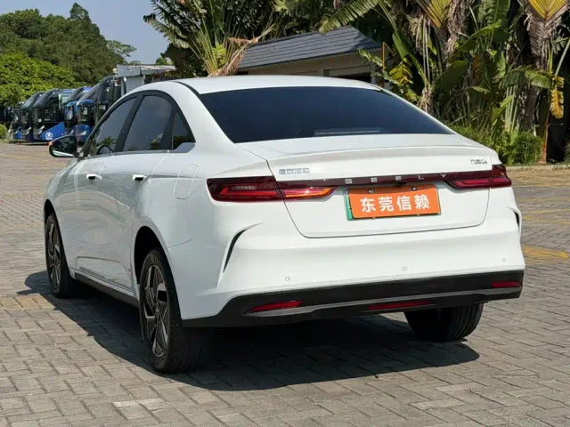 Geely Geometry G6 — Фото автомобиля 6