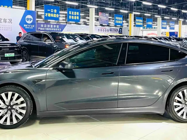Tesla Model 3 — Фото автомобиля 5
