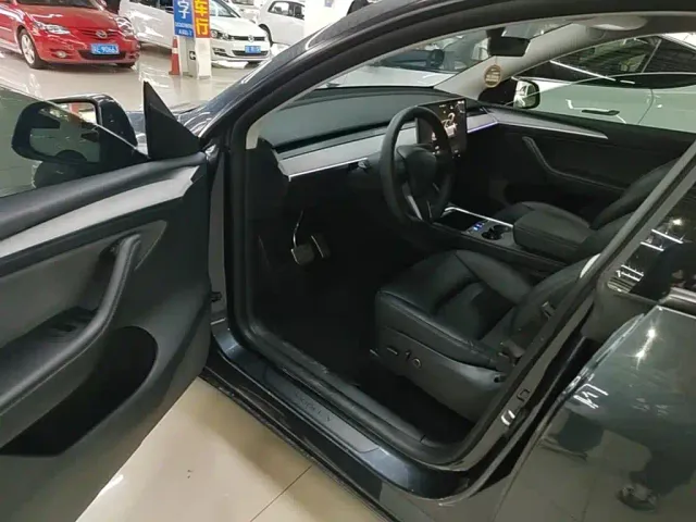 Tesla Model Y — Фото автомобиля 15